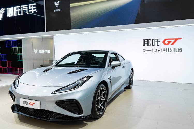 惠州239哪吒汽车在智能汽车领域的表现，领途汽车在新能源汽车市场中的影响力